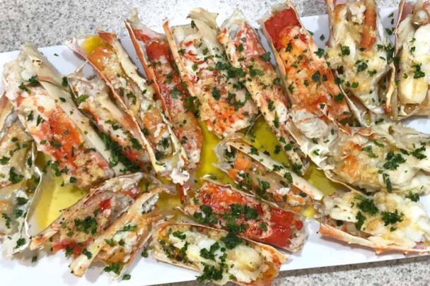 Baked Crab Legs in Butter Sauce